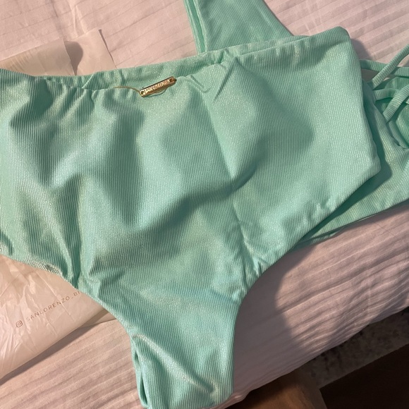 Bikini - Picture 2 of 3